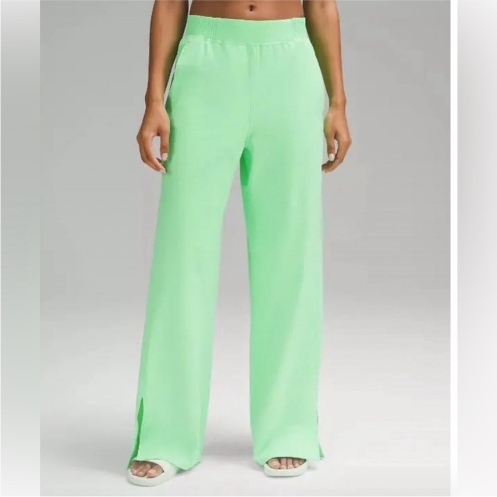 Lululemon Stretch Woven Wide-Leg High-Rise Pant
Pistachio